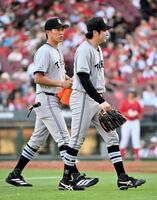 ６回途中、治療のためベンチへ下がる巨人・竹丸（右）。このまま降板した