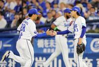 ２回を投げ終え、好守を見せた勝又（左）を迎える深沢