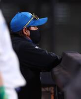 １２回、清宮幸の適時失策で勝ち越しを許し、がっくりする新庄監督（撮影・中島達哉）