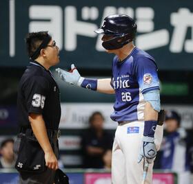 　６回、見逃し三振の判定に抗議するネビン。侮辱行為により退場処分となる