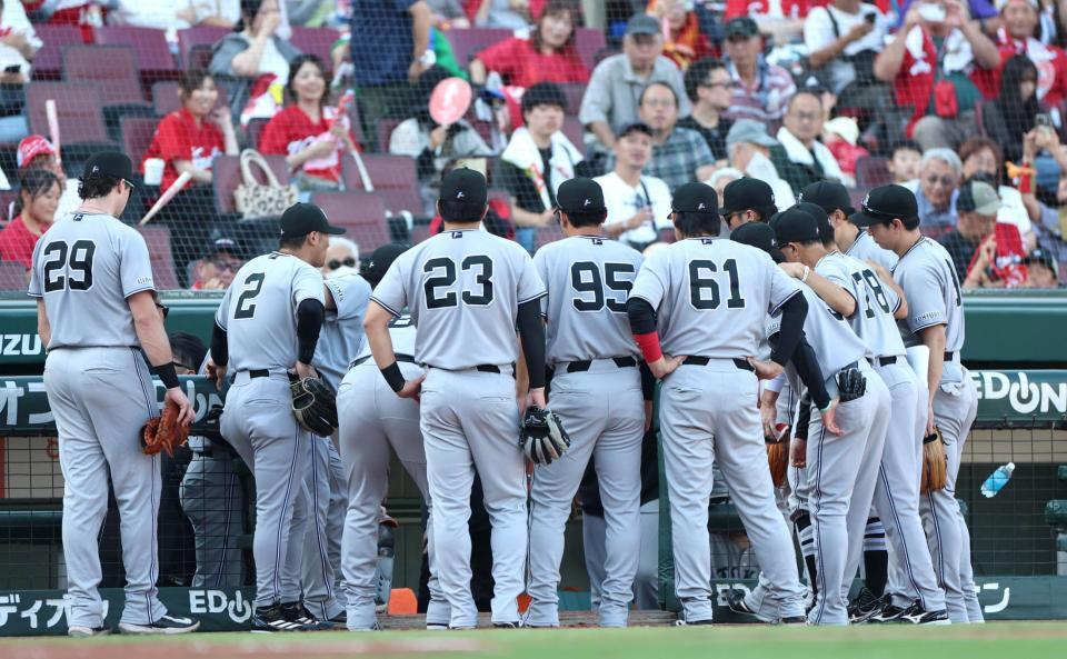 ５回攻撃前、円陣を組む巨人ナイン（撮影・北村雅宏）