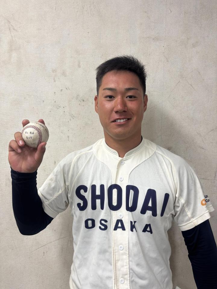 リーグ本塁打記録に並び、記念球を持って笑顔を見せる春山