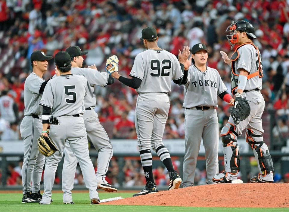 広島に勝利し、タッチを交わす巨人ナイン