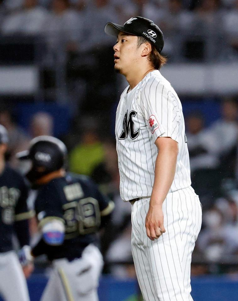 ８回、オリックス・池田（奥）に決勝本塁打を浴びた鈴木