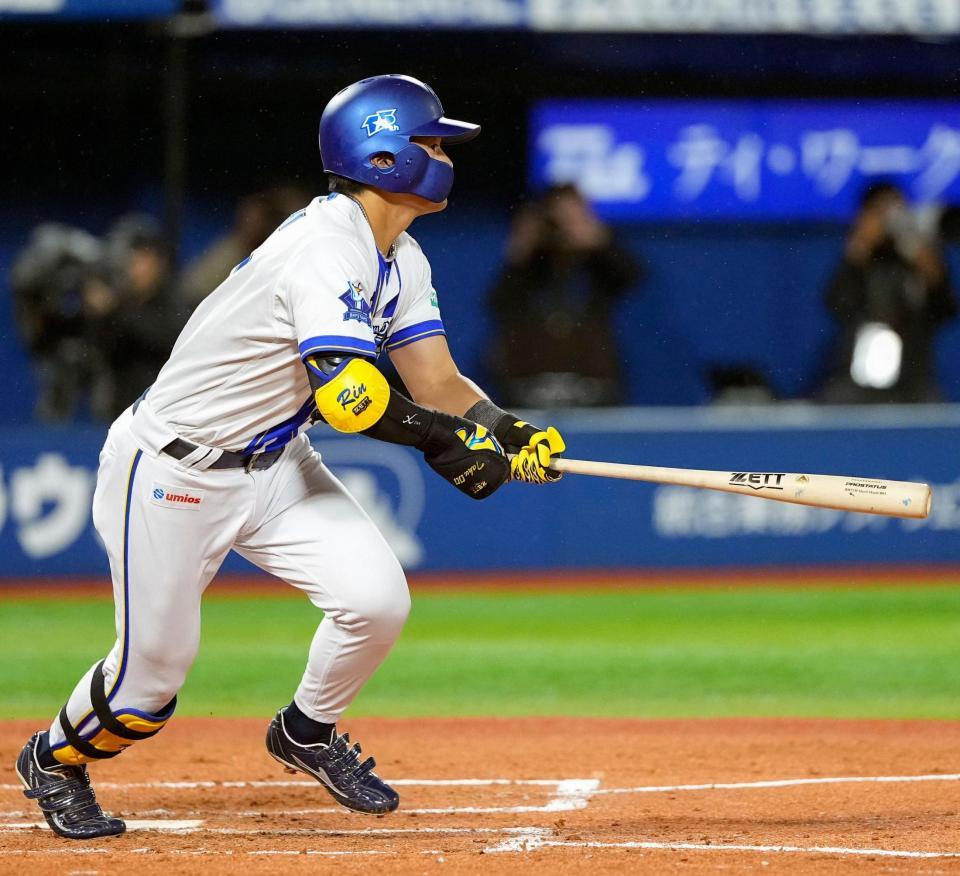 ４回、林が右中間に２点三塁打を放つ