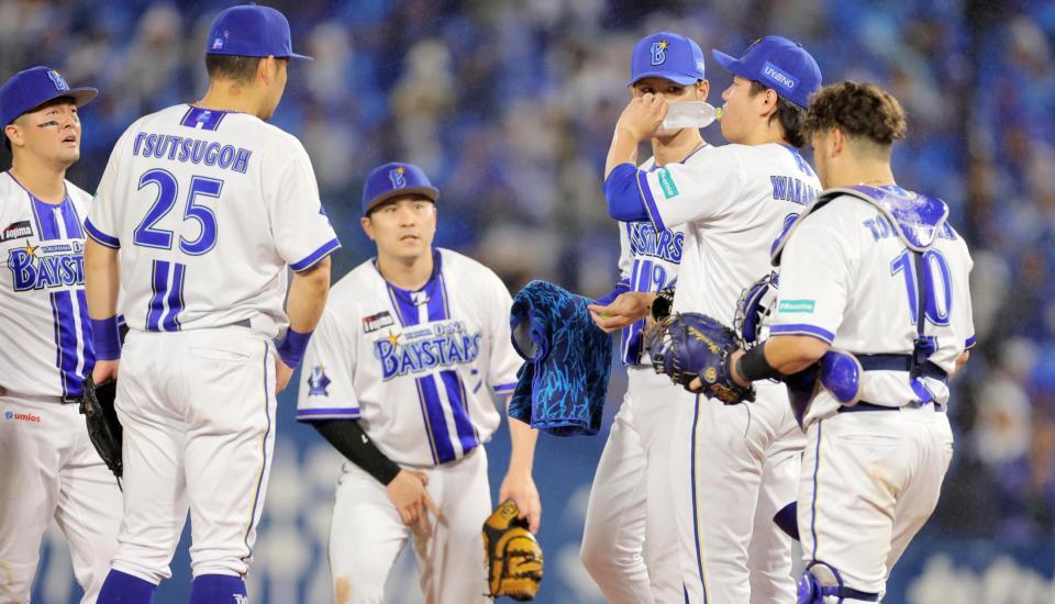 ６回表、同点とされマウンドに集まるＤｅＮＡナイン