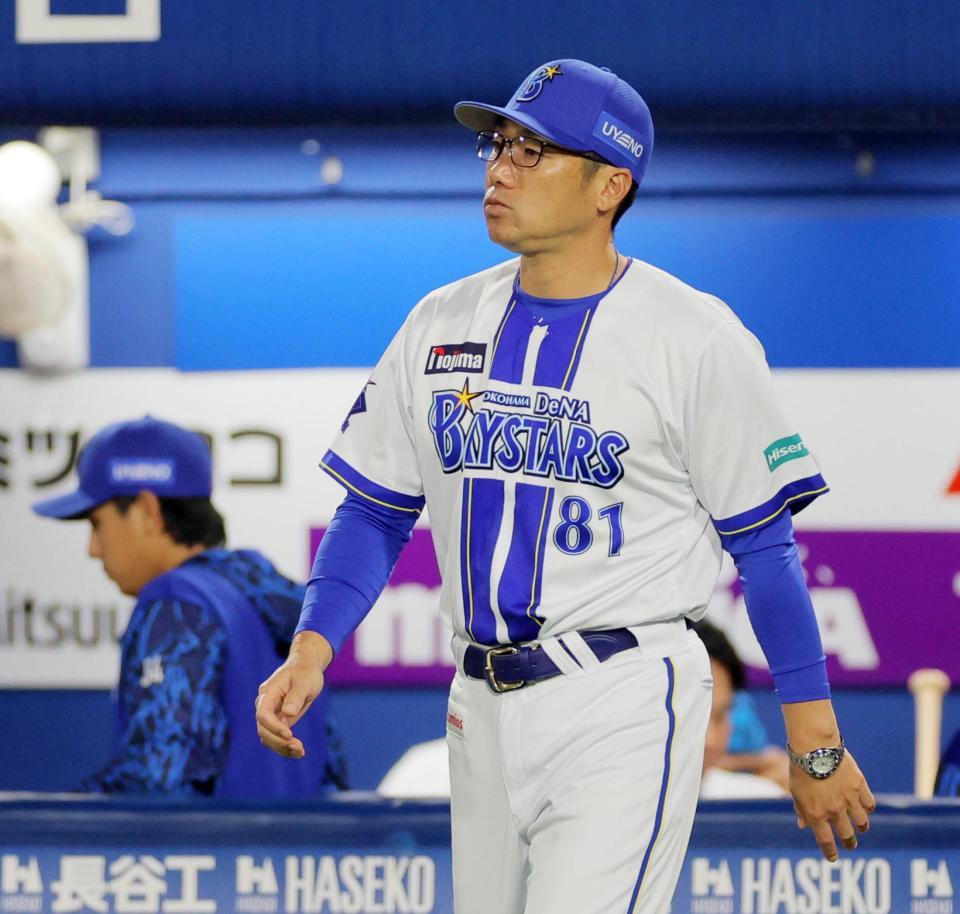 ７回を終え、選手交代でベンチを出る相川監督