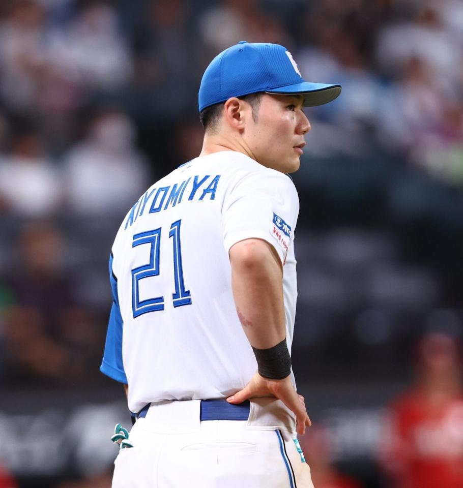１２回、自身の悪送球で勝ち越しを許した清宮幸（撮影・中島達哉）