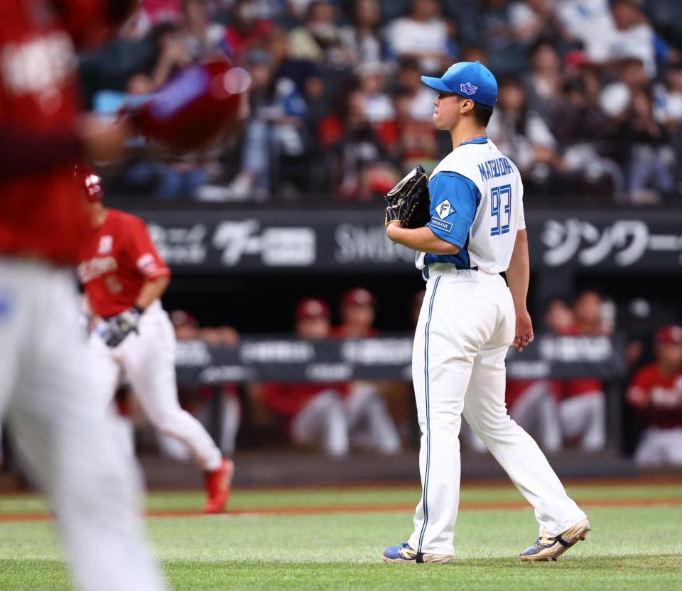 １２回、打者・小深田に押し出し四球を与える松岡（撮影・中島達哉）