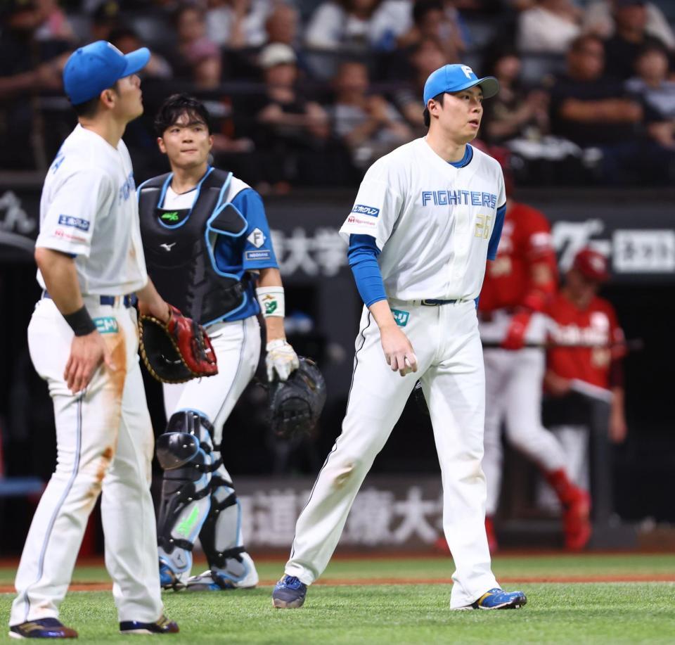 ７回から登板し、勝ち越しを許した田中（右）＝撮影・中島達哉
