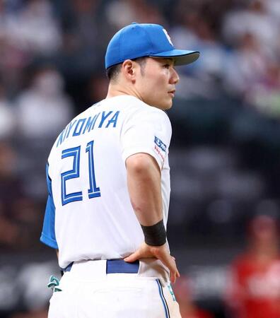 　１２回、悪送球で勝ち越しを許し、ぼうぜんとする清宮幸（撮影・中島達哉）
