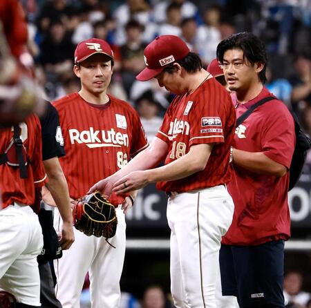 １回、野村の打球が右腕を直撃し、コーチと状態を確かめる前田健（中央）＝撮影・中島達哉