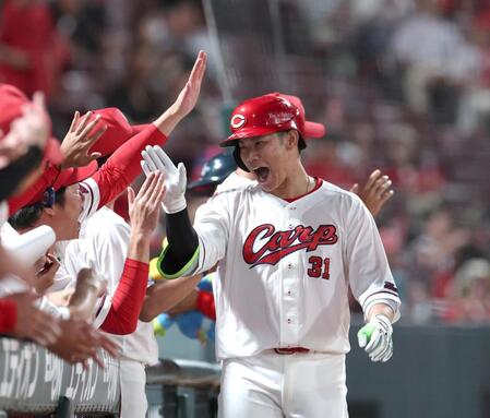 ４回、先制２ランを放った坂倉（右）は新井監督とタッチを交わす（撮影・北村雅宏）