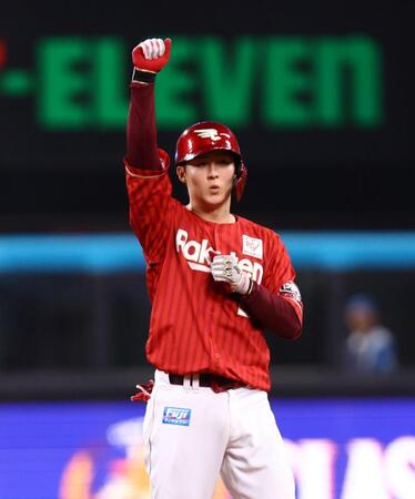 ８回、走者一掃となる適時二塁打を放ち、ベンチに向かってポーズをとる太田（撮影・中島達哉）