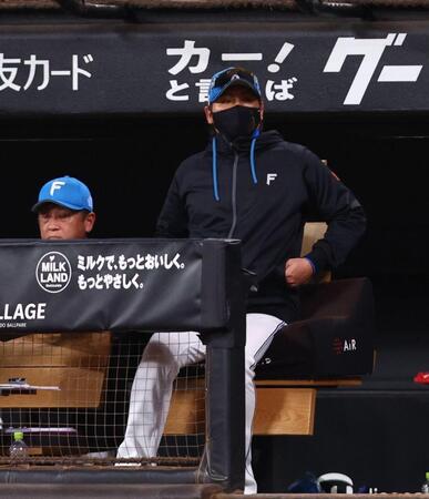 ９回、池田が追加点を許し、厳しい表情の新庄監督（右）＝撮影・中島達哉