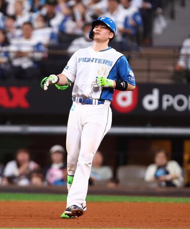 ８回、中飛に倒れる清宮幸（撮影・中島達哉）