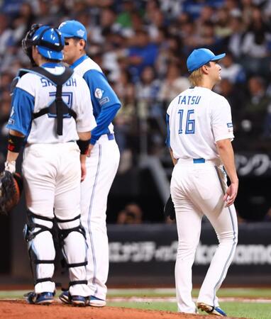 ８回途中で降板する達（右）＝撮影・中島達哉
