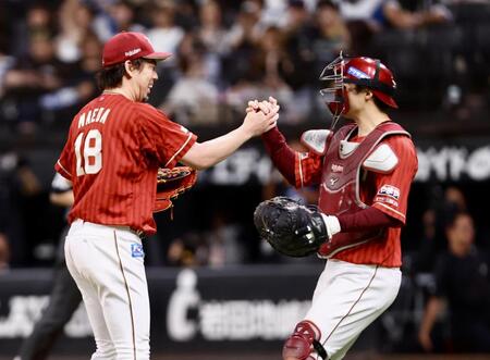 ９回完封勝利をあげ、太田（右）と喜ぶ前田健（撮影・中島達哉）