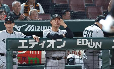 広島に敗れ、険しい表情を見せる橋上監督代行（中央）＝撮影・北村雅宏