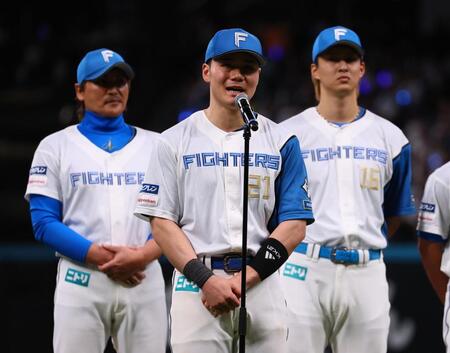 本拠地最終戦セレモニーであいさつする清宮幸（中央）＝撮影・中島達哉