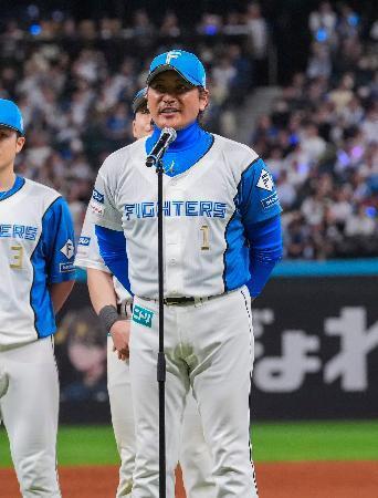 　本拠地最終戦を終え、あいさつする日本ハム・新庄監督＝エスコンフィールド