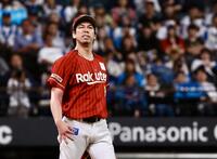 １回、野村の打球が直撃し、顔をしかめる前田健（撮影・中島達哉）