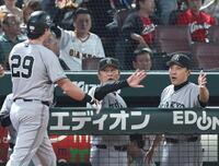 ６回、ソロを放ったダルベックを迎える橋上監督代行（中央）＝撮影・北村雅宏