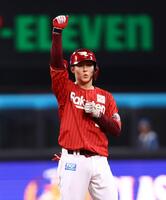 ８回、走者一掃となる適時二塁打を放ち、ベンチに向かってポーズをとる太田（撮影・中島達哉）