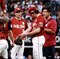 １回、野村の打球が右腕を直撃し、コーチと状態を確かめる前田健（中央）＝撮影・中島達哉