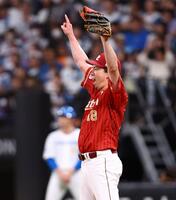 ９回完封勝利をあげ、喜ぶ前田健（撮影・中島達哉）