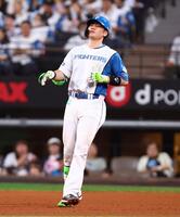 ８回、中飛に倒れる清宮幸（撮影・中島達哉）