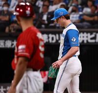 ８回途中から登板するも太田に走者一掃となる適時二塁打を許し、うなだれる上原（撮影・中島達哉）