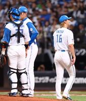 ８回途中で降板する達（右）＝撮影・中島達哉