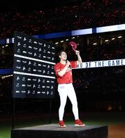お立ち台でスタンドのファンの歓声に応える前田健（撮影・中島達哉）