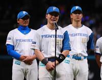 本拠地最終戦セレモニーであいさつする清宮幸（中央）＝撮影・中島達哉