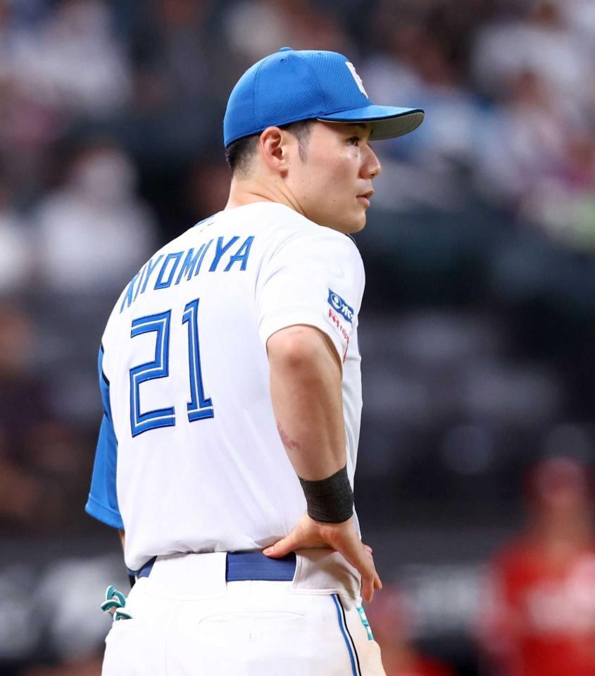 　１２回、悪送球で勝ち越しを許し、ぼうぜんとする清宮幸（撮影・中島達哉）