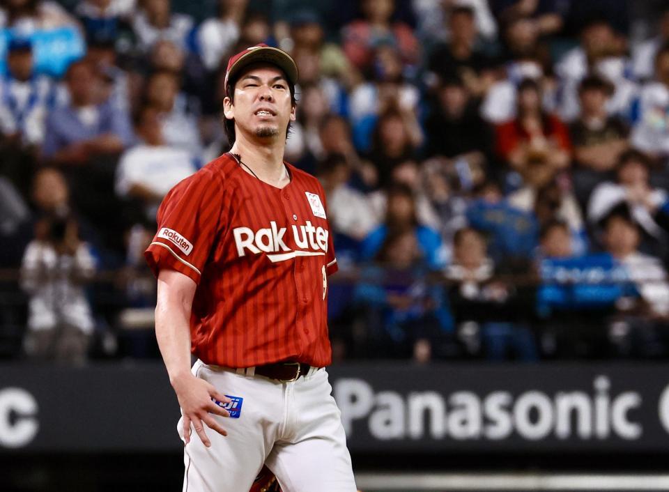 １回、野村の打球が直撃し、顔をしかめる前田健（撮影・中島達哉）