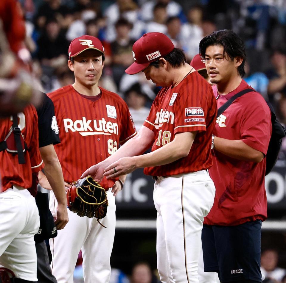 １回、野村の打球が右腕を直撃し、コーチと状態を確かめる前田健（中央）＝撮影・中島達哉