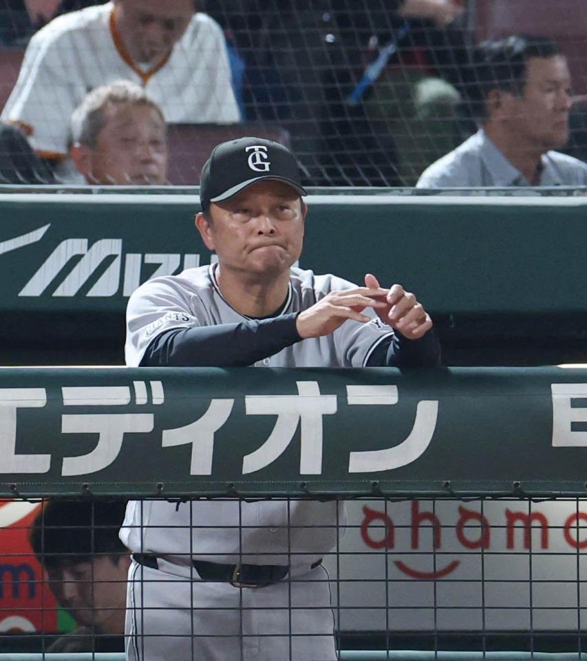 ４回の攻撃をベンチから見る橋上監督代行（撮影・北村雅宏）