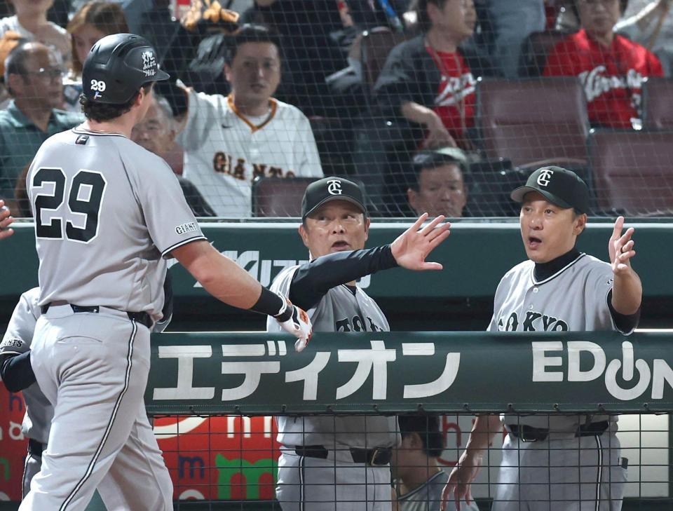 ６回、ソロを放ったダルベックを迎える橋上監督代行（中央）＝撮影・北村雅宏