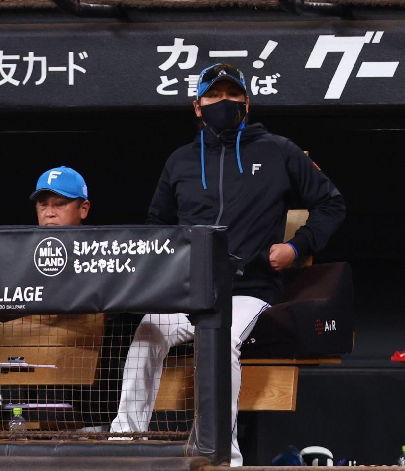 ９回、池田が追加点を許し、厳しい表情の新庄監督（右）＝撮影・中島達哉