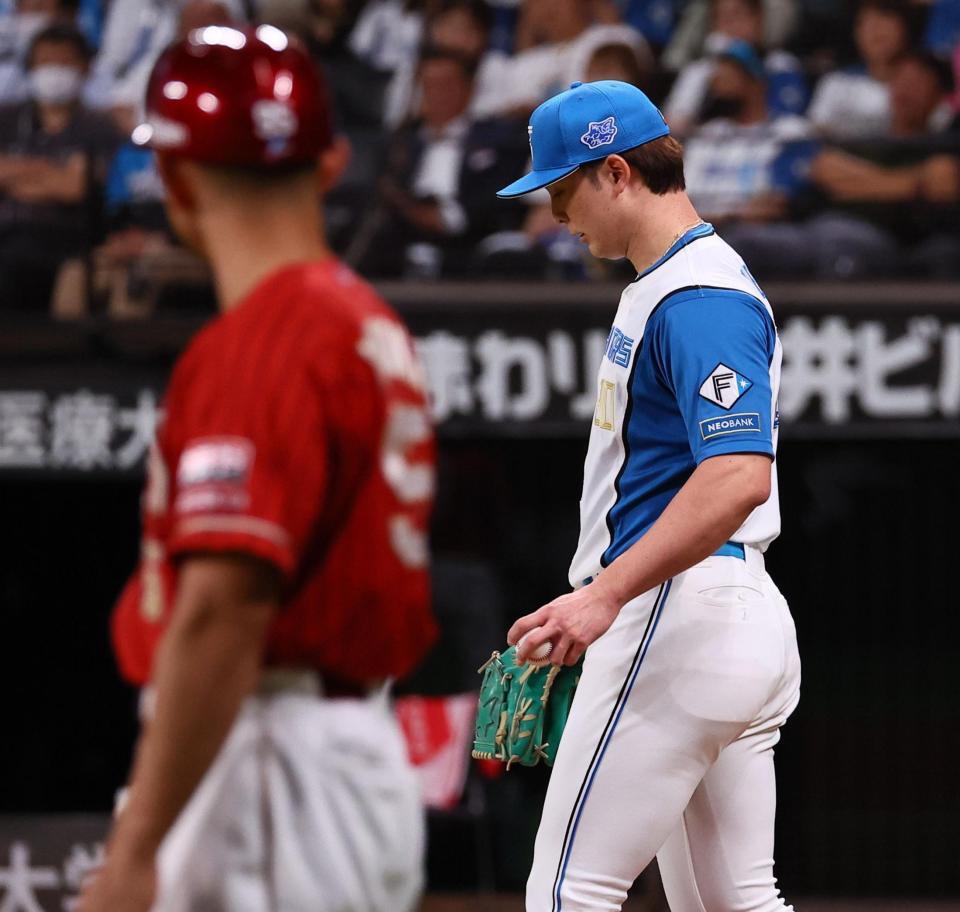 ８回途中から登板するも太田に走者一掃となる適時二塁打を許し、うなだれる上原（撮影・中島達哉）