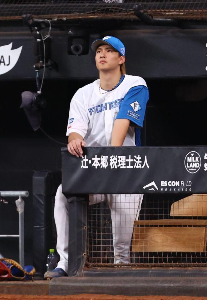 ８回途中で降板し、戦況を見つめる達（撮影・中島達哉）