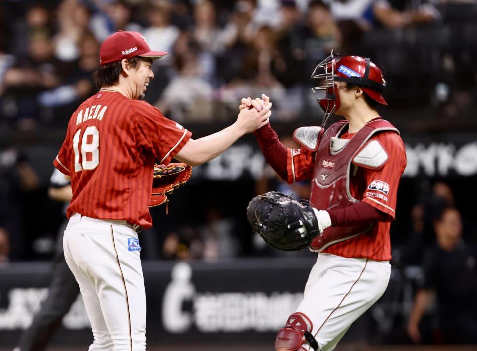 ９回完封勝利をあげ、太田（右）と喜ぶ前田健（撮影・中島達哉）