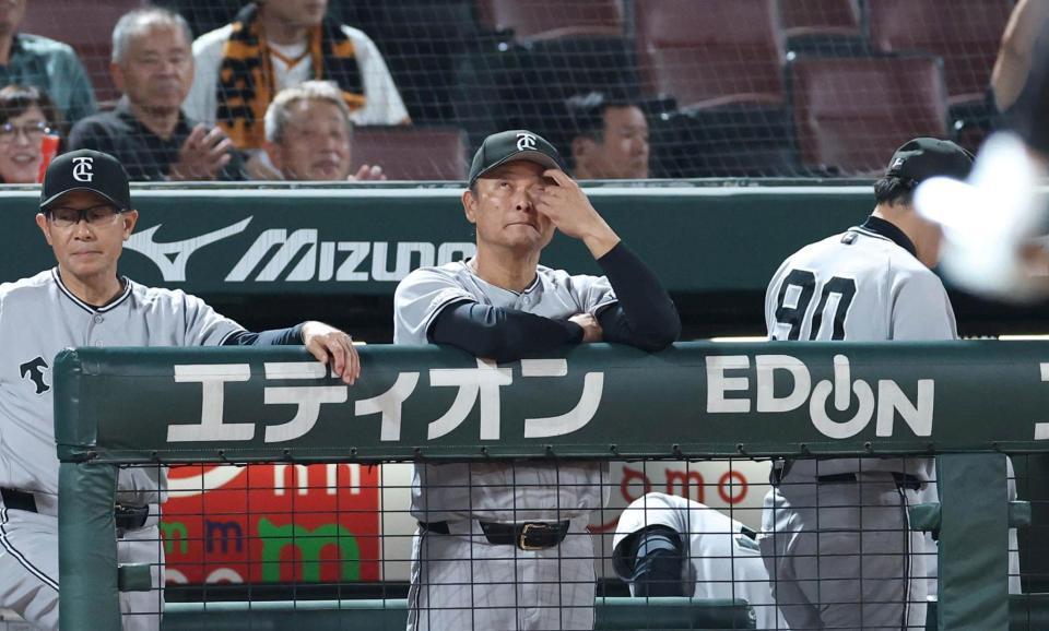 広島に敗れ、険しい表情を見せる橋上監督代行（中央）＝撮影・北村雅宏
