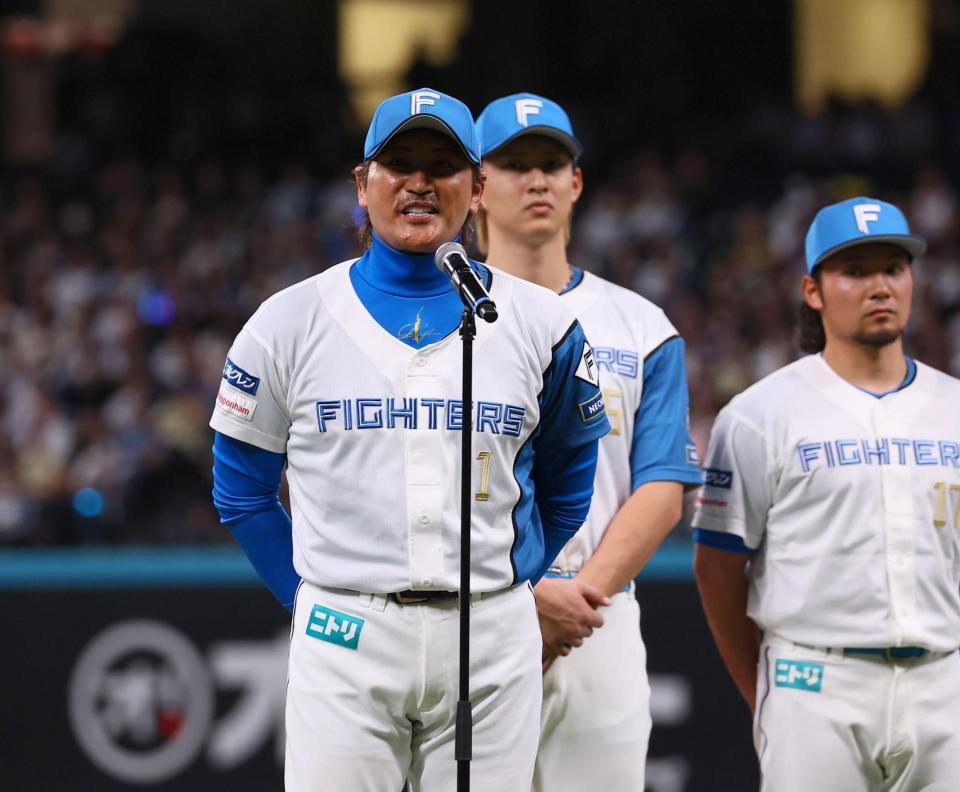本拠地最終戦セレモニーであいさつする新庄監督（撮影・中島達哉）