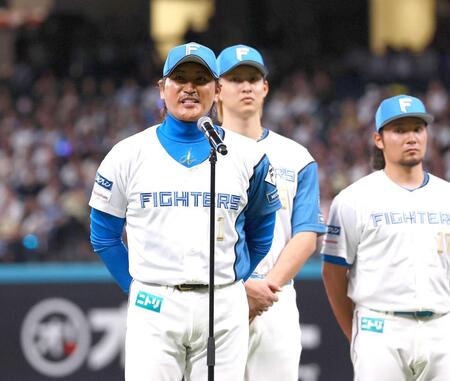 　本拠地最終戦セレモニーであいさつする新庄監督（撮影・中島達哉）