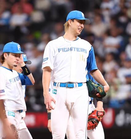 ８回途中で降板する日本ハム・達孝太（右）＝エスコンフィールド北海道（撮影・中島達哉）