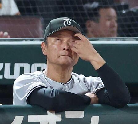 　広島に敗れ、険しい表情を見せる橋上監督代行（撮影・北村雅宏）