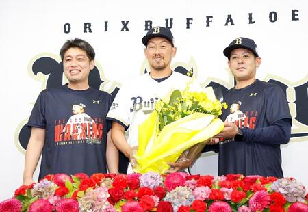 記念撮影をする（左から）佐藤達也広報、平野、比嘉コーチ（撮影・西田忠信）